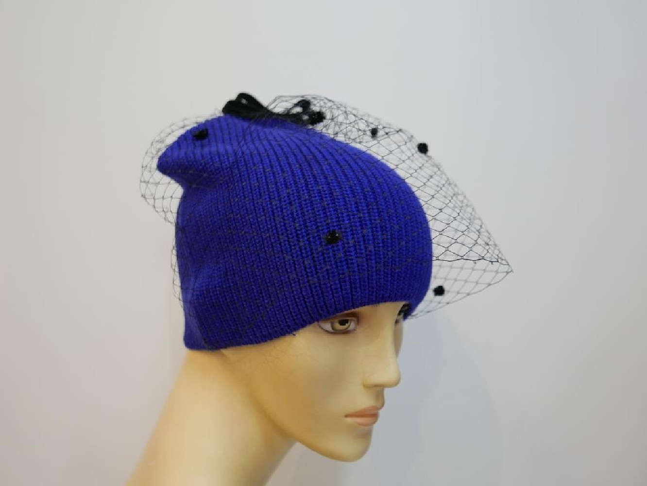 Niebieska czapka z woalką