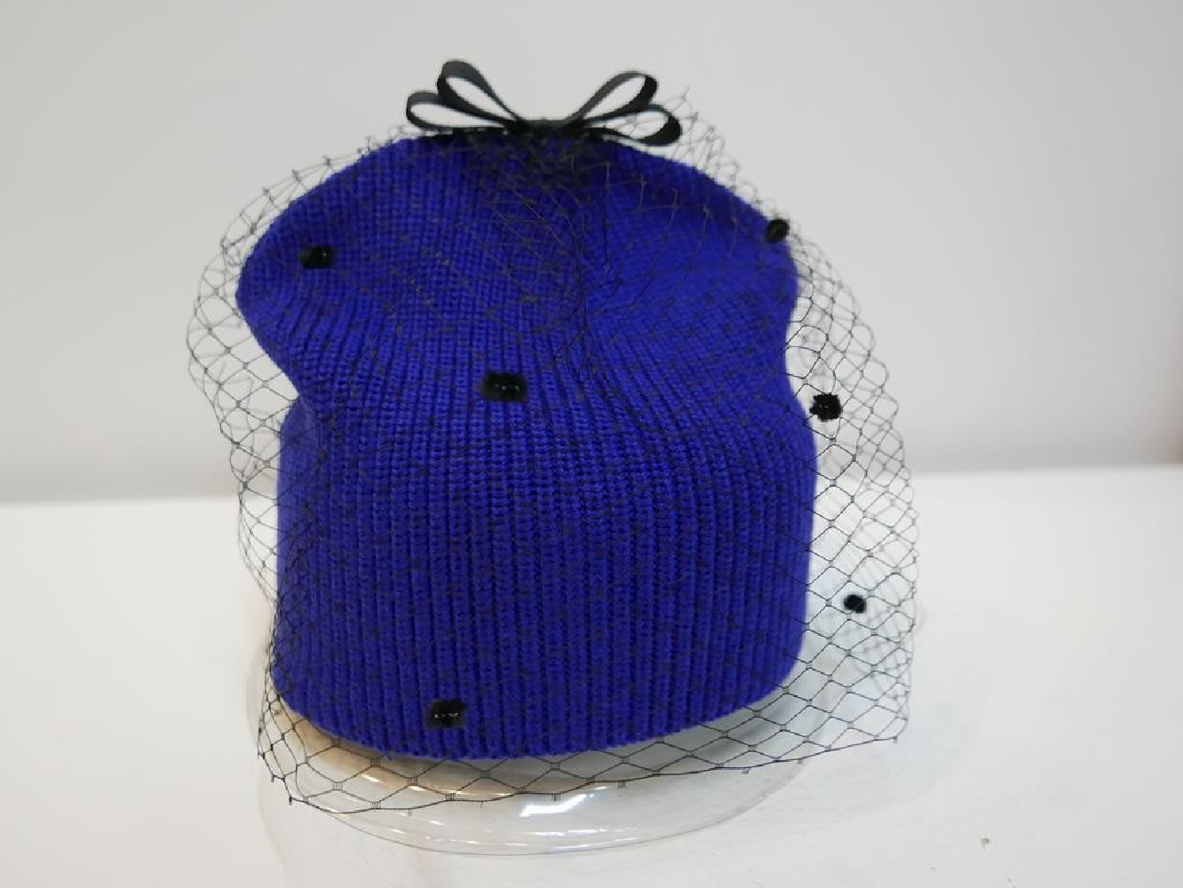 Niebieska czapka z woalką