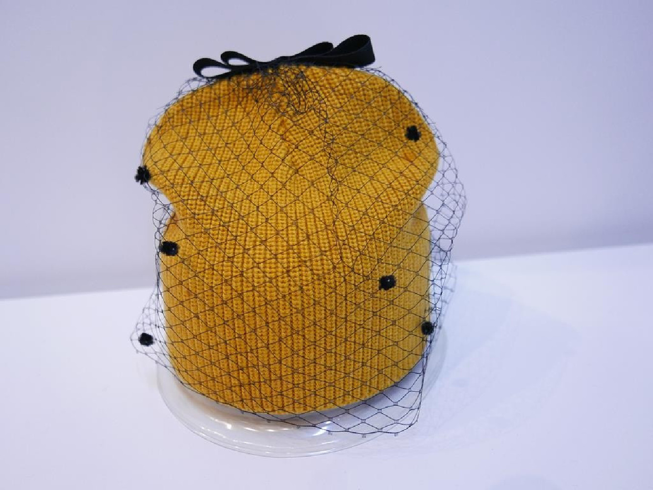 Żółta czapka z woalką