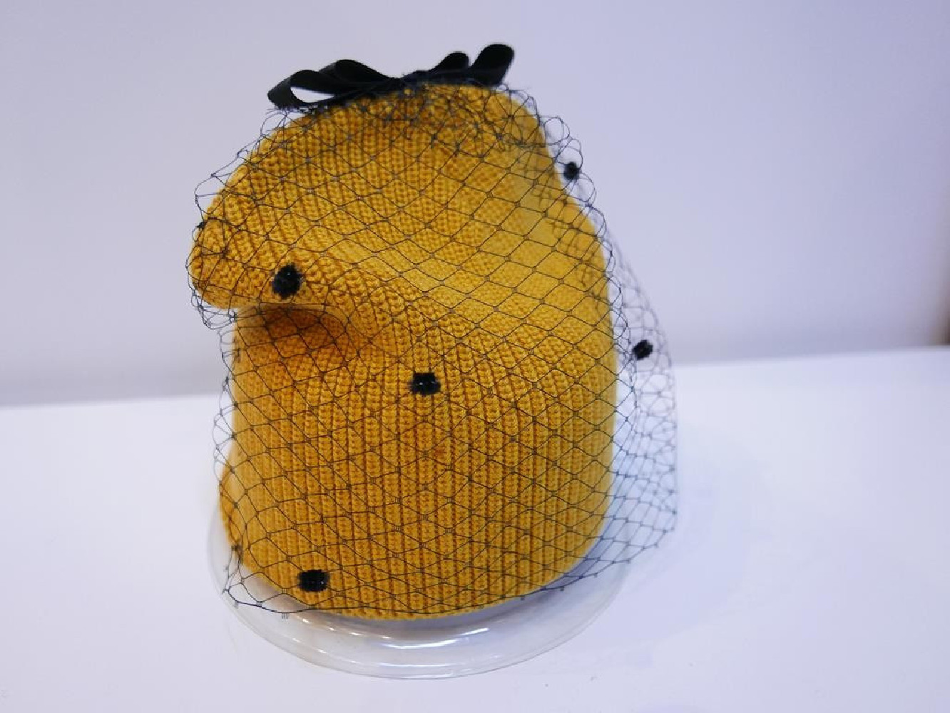 Żółta czapka z woalką