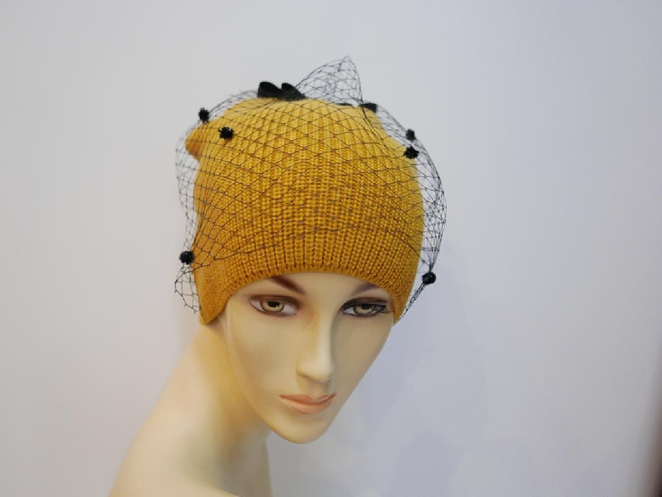 Żółta czapka z woalką
