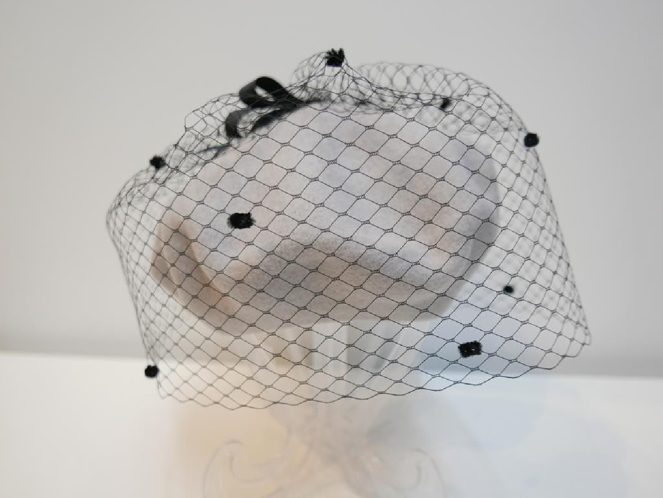 Szary beret dzianina wełna z woalką