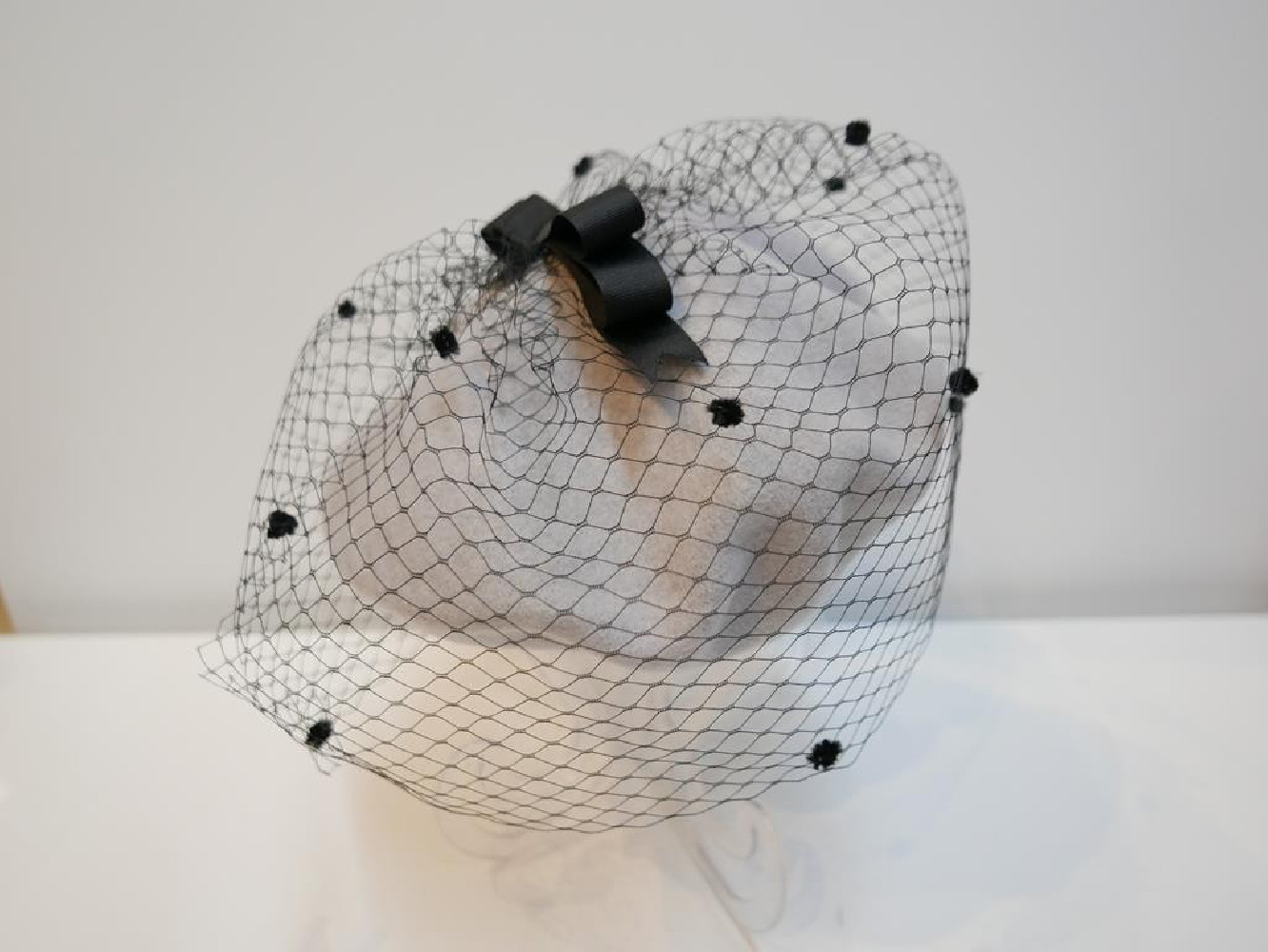 Szary beret dzianina wełna z woalką