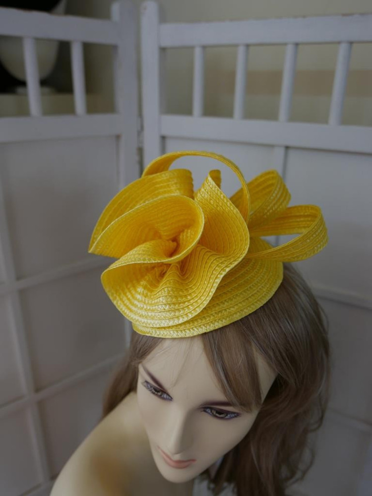 Żółty, letni słomkowy fascynator