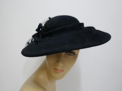 Ivanka czarny kapelusz dysk pilśń welurowa
