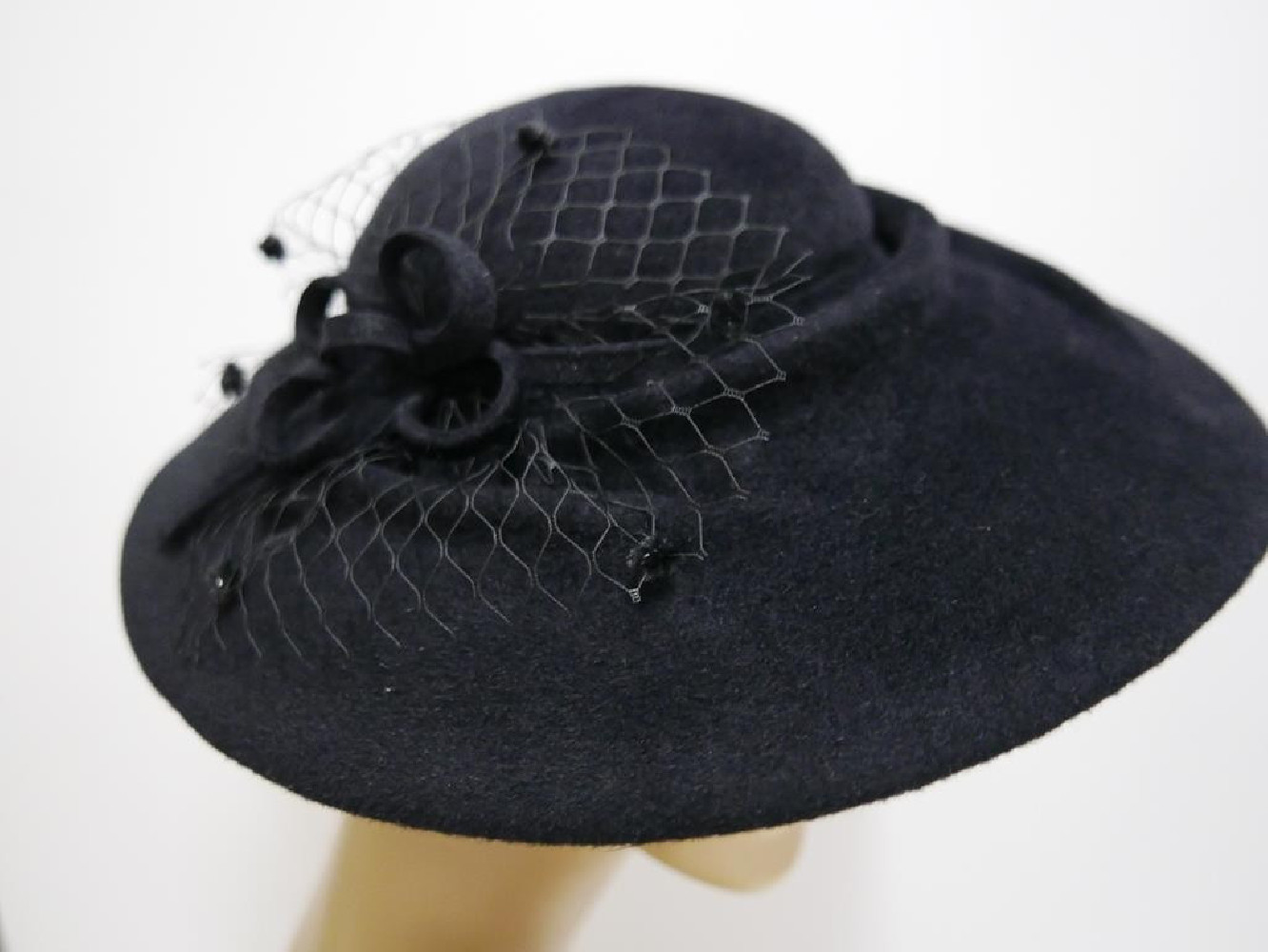 Ivanka czarny kapelusz dysk pilśń welurowa