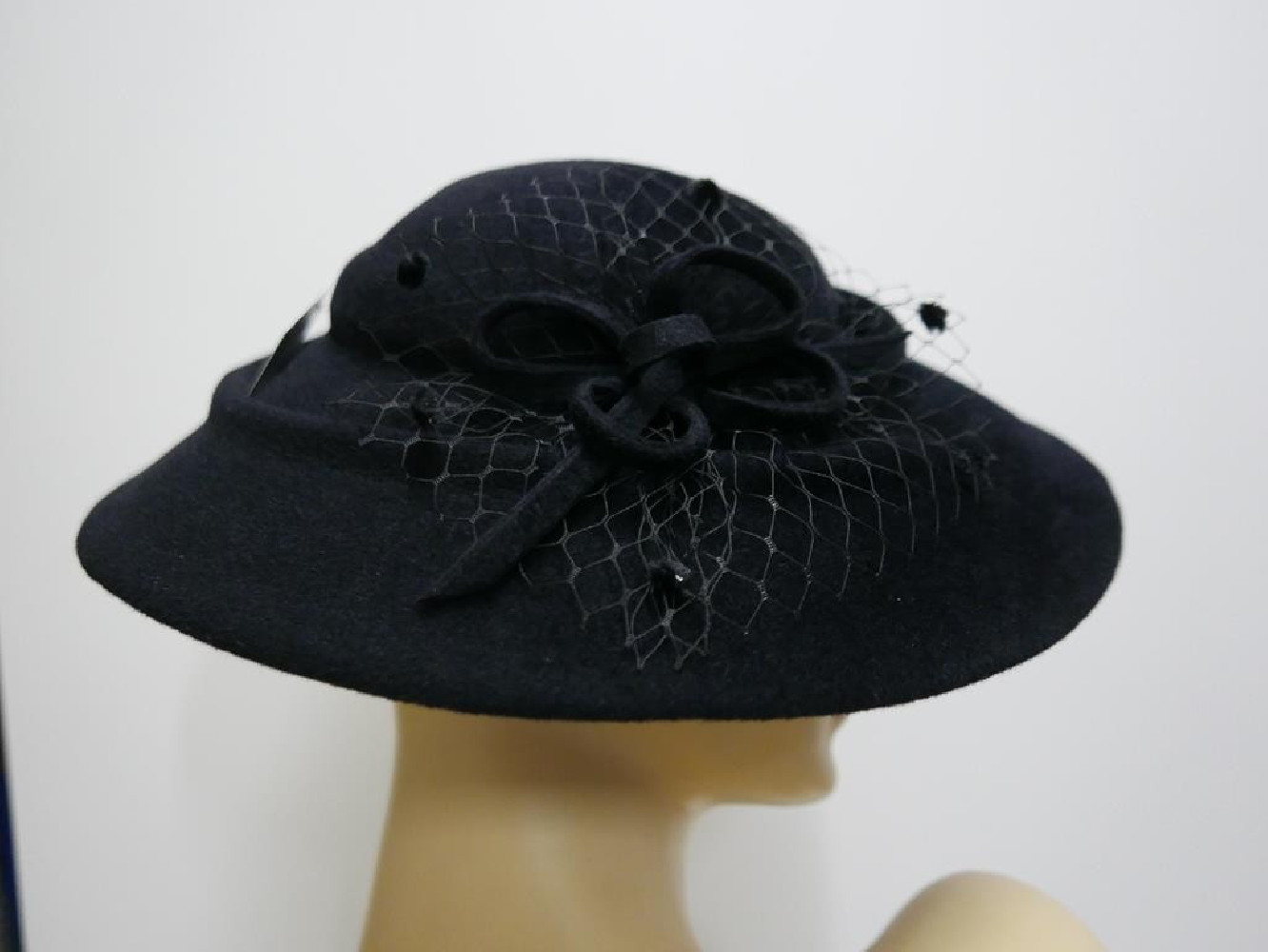 Ivanka czarny kapelusz dysk pilśń welurowa