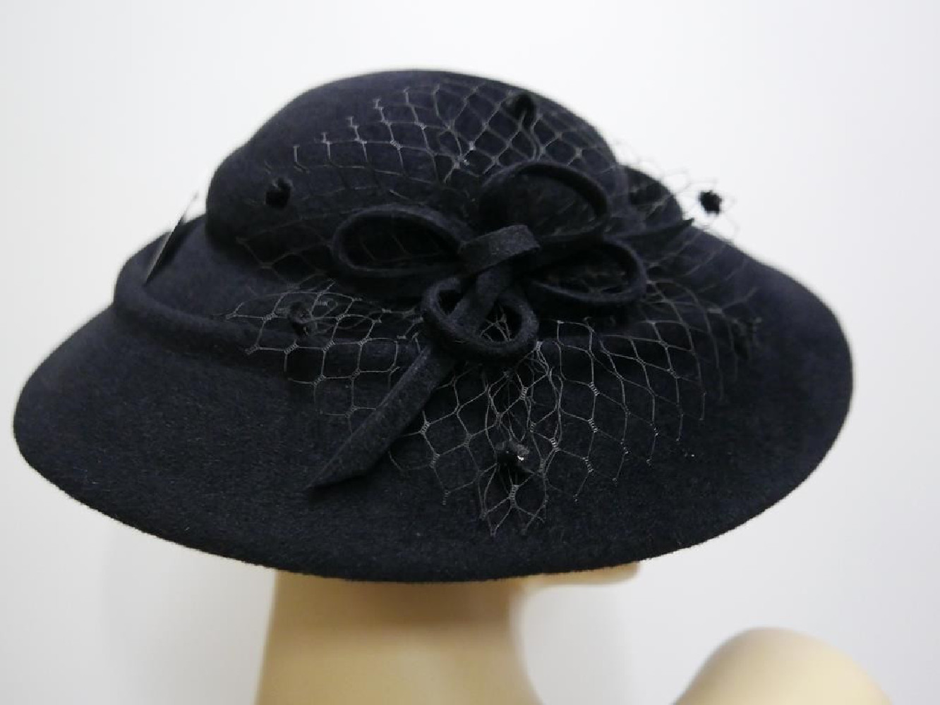 Ivanka czarny kapelusz dysk pilśń welurowa