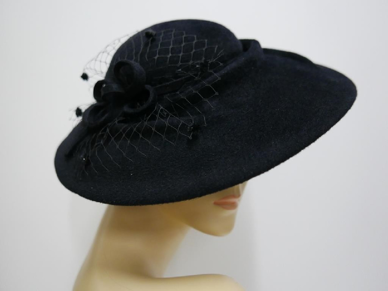 Ivanka czarny kapelusz dysk pilśń welurowa