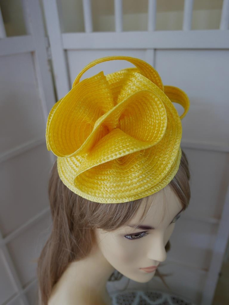 Żółty, letni słomkowy fascynator