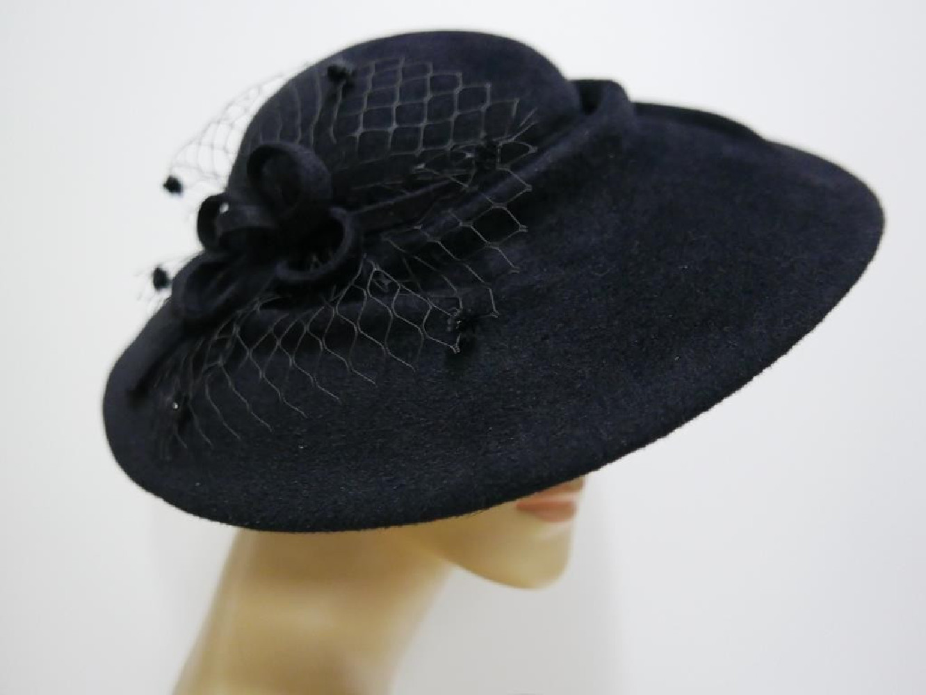 Ivanka czarny kapelusz dysk pilśń welurowa