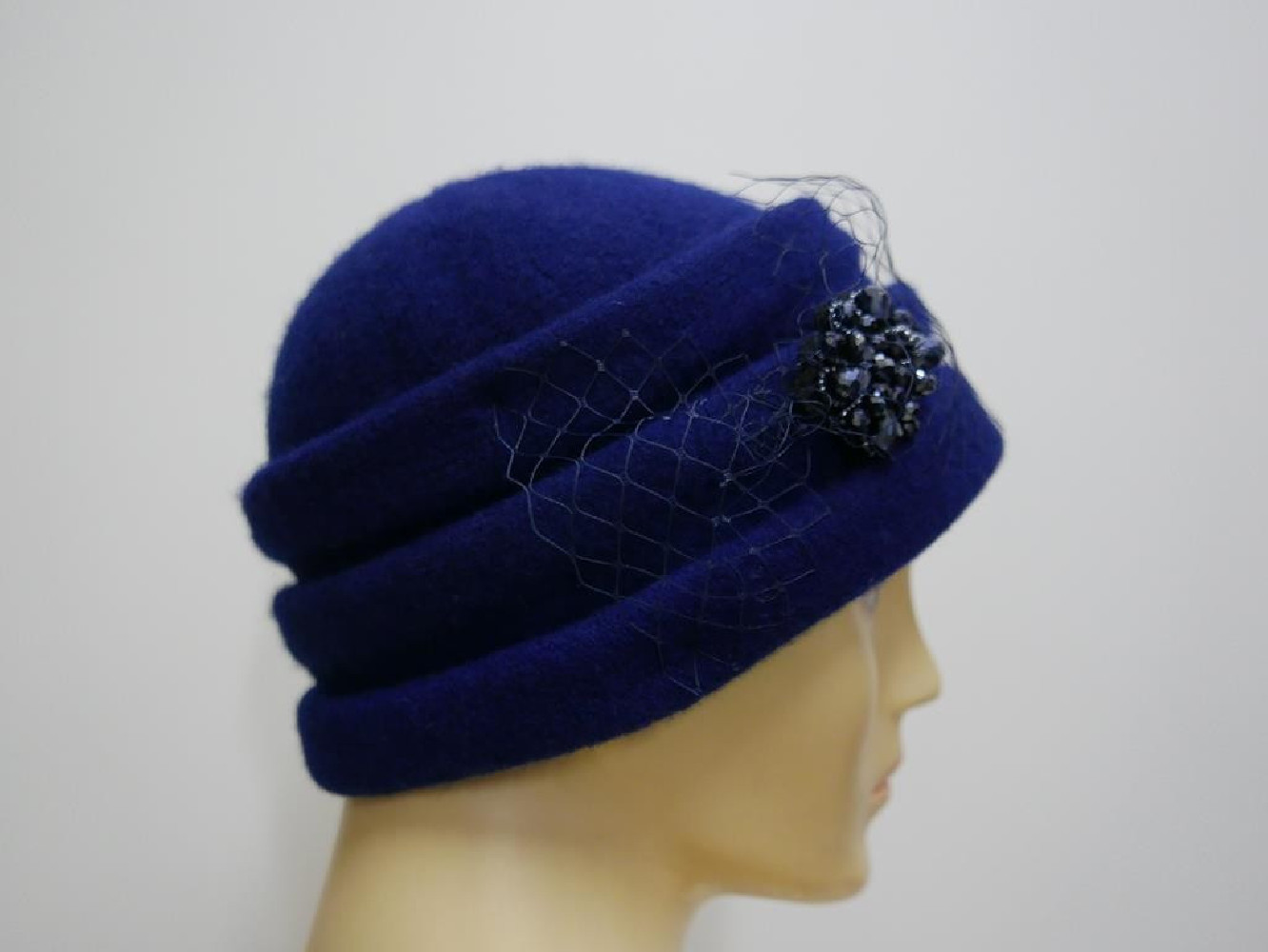 Granatowy toczek czapka dzianina wełniana z woalką