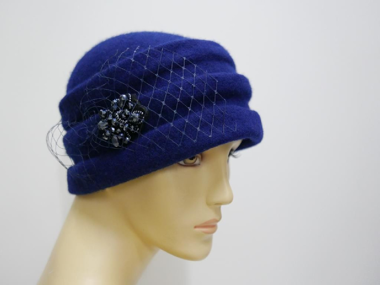 Granatowy toczek czapka dzianina wełniana z woalką