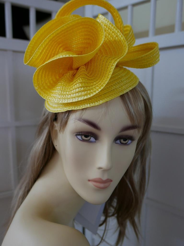 Żółty, letni słomkowy fascynator