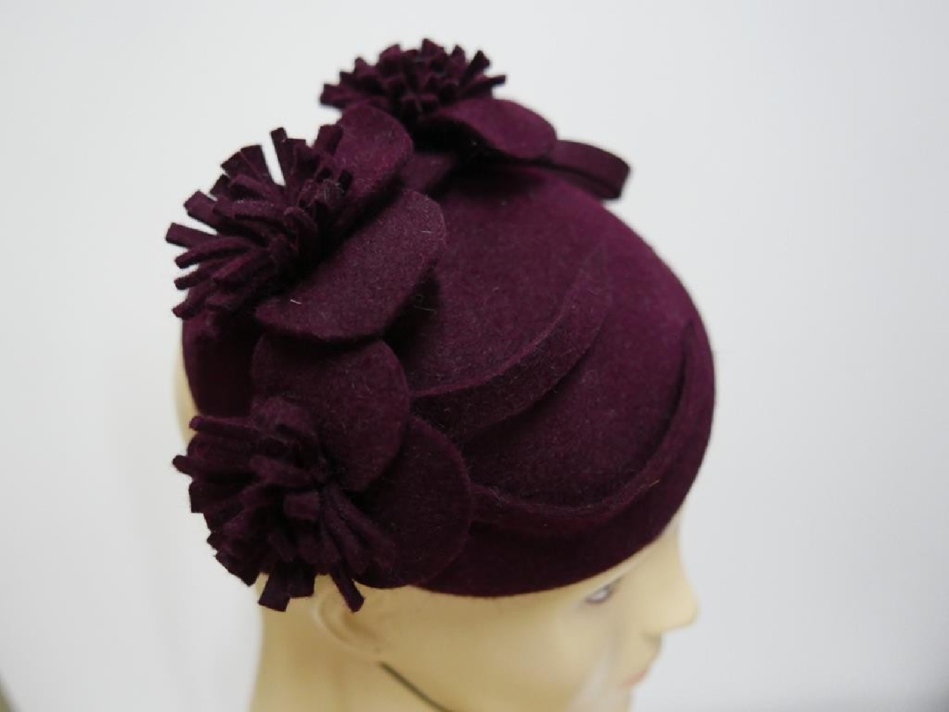 Bordo mini toczek filcowy z kwiatami - fascynator
