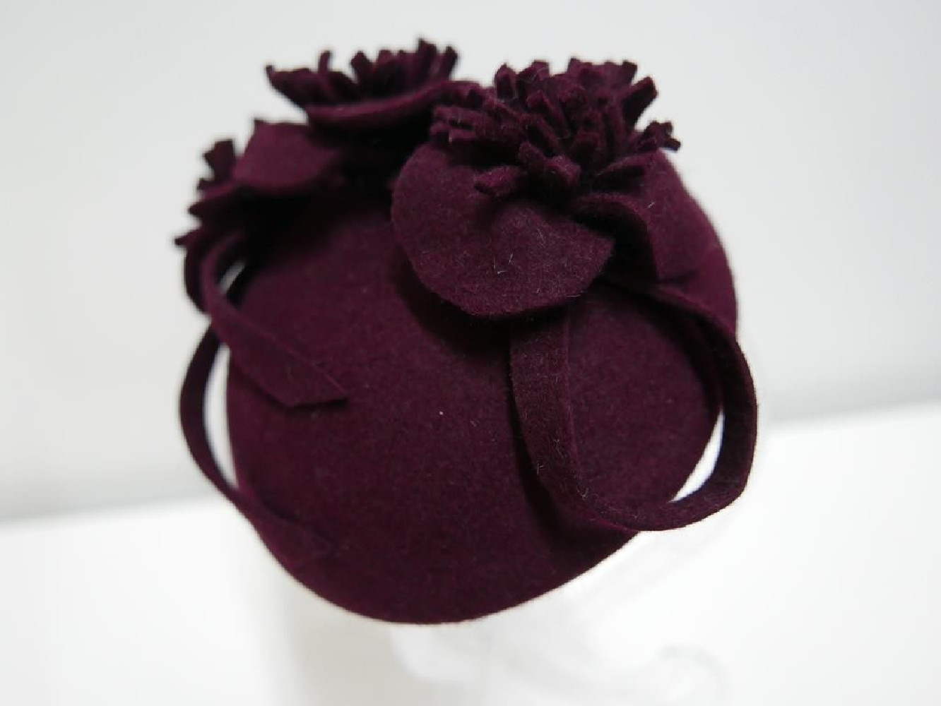 Bordo mini toczek filcowy z kwiatami - fascynator