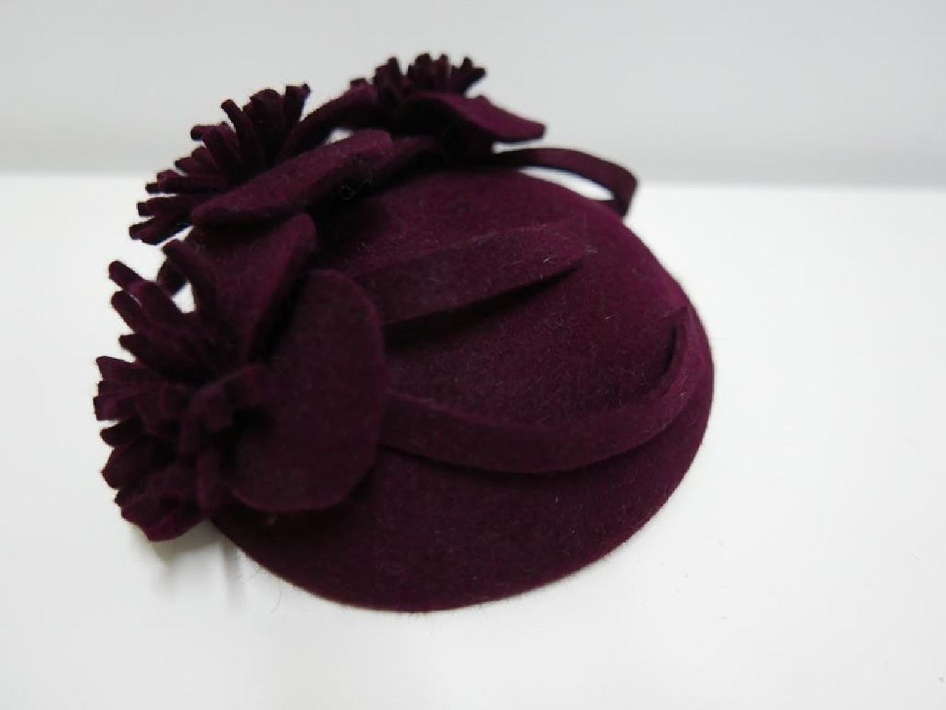 Bordo mini toczek filcowy z kwiatami - fascynator