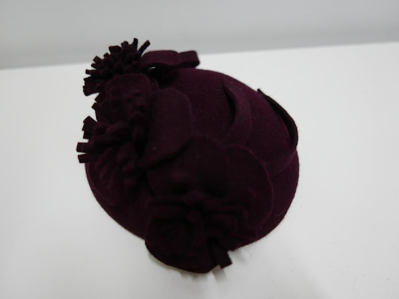 Bordo mini toczek filcowy z kwiatami - fascynator