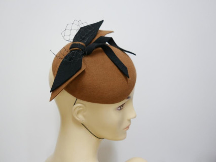 Rudy mini toczek filcowy z kokardą- fascynator