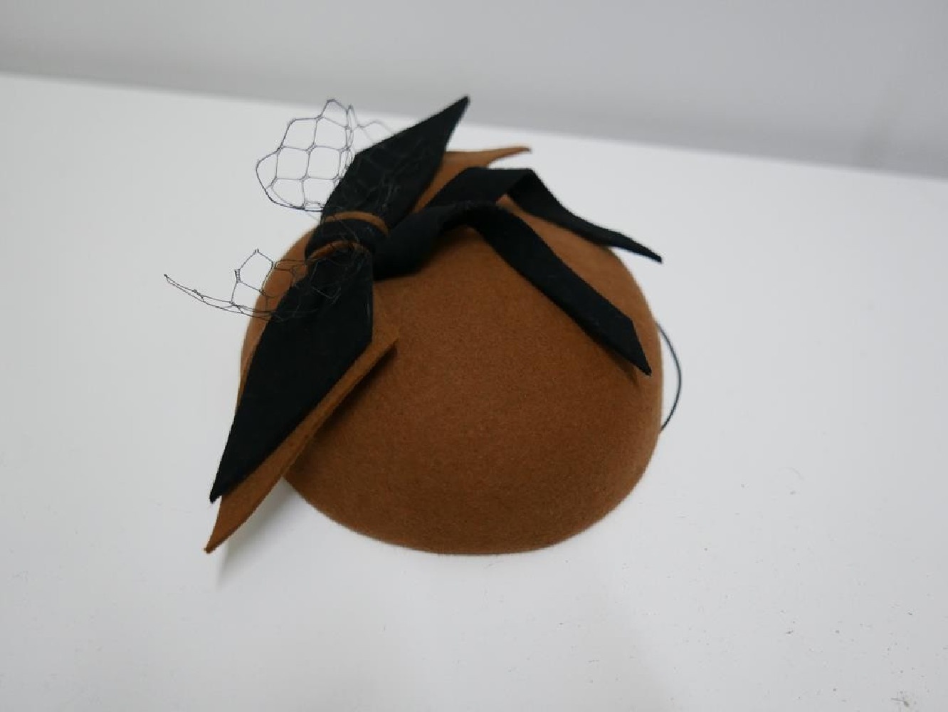 Rudy mini toczek filcowy z kokardą- fascynator