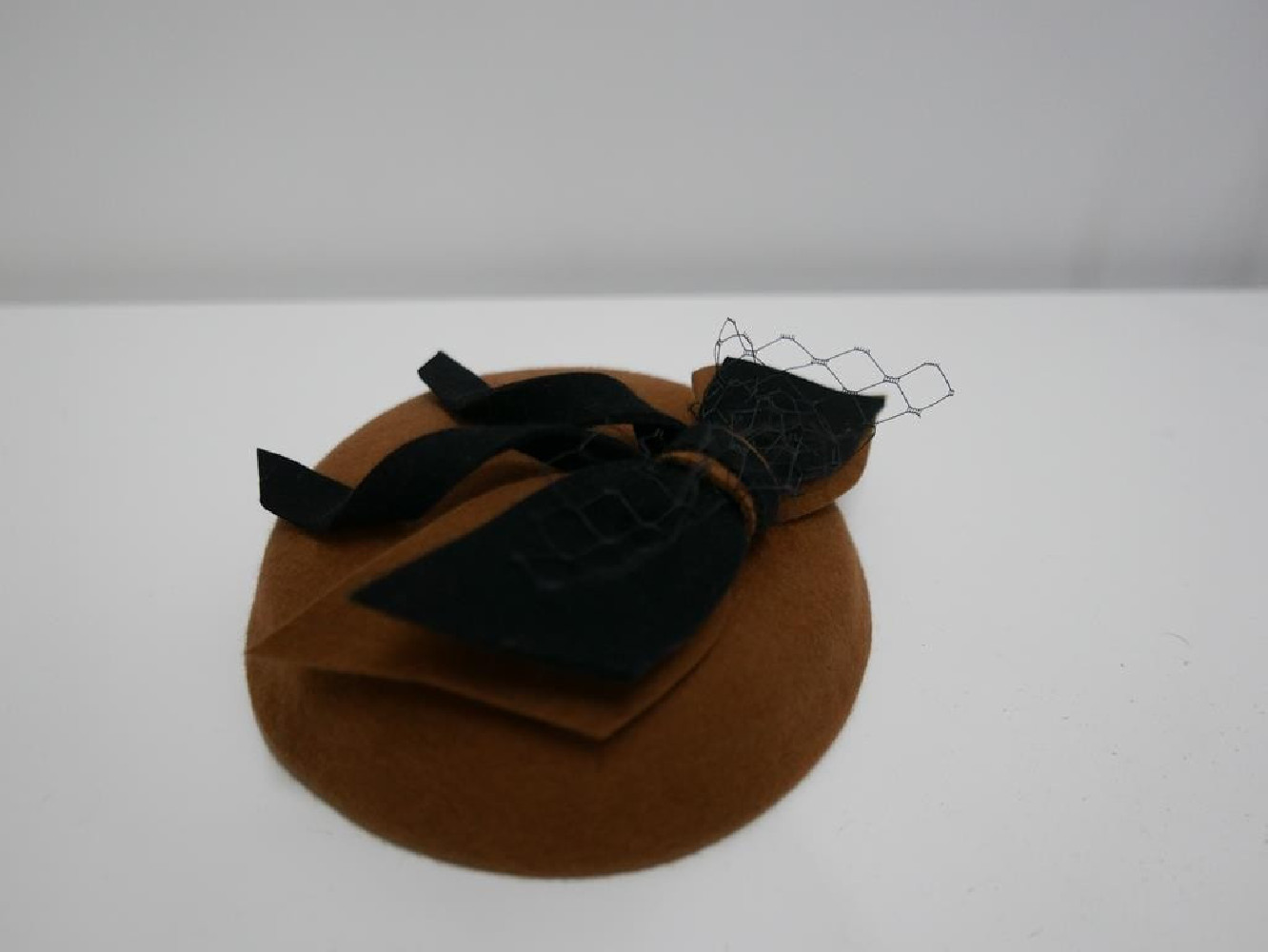 Rudy mini toczek filcowy z kokardą- fascynator