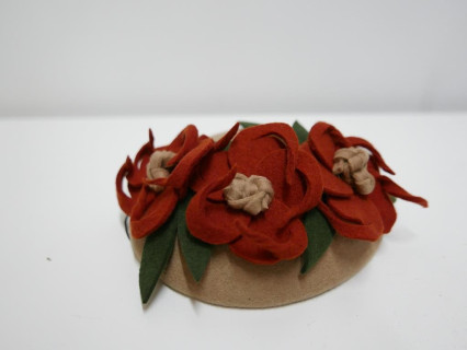 Bezowo rudy mini toczek filcowy z kwiatami- fascynator
