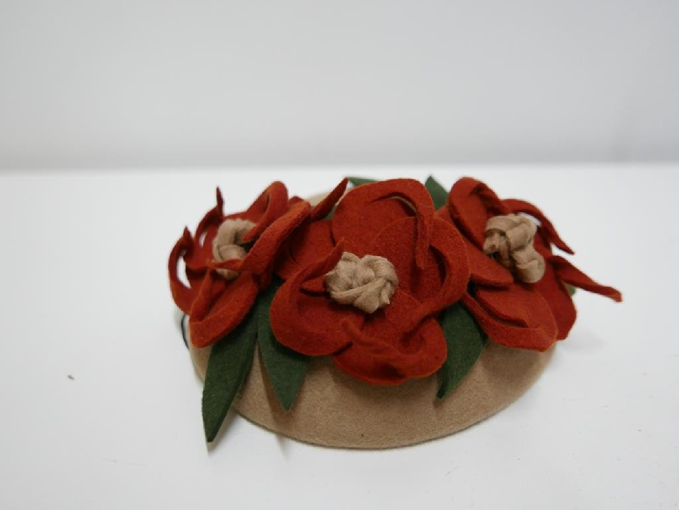 Bezowo rudy mini toczek filcowy z kwiatami- fascynator