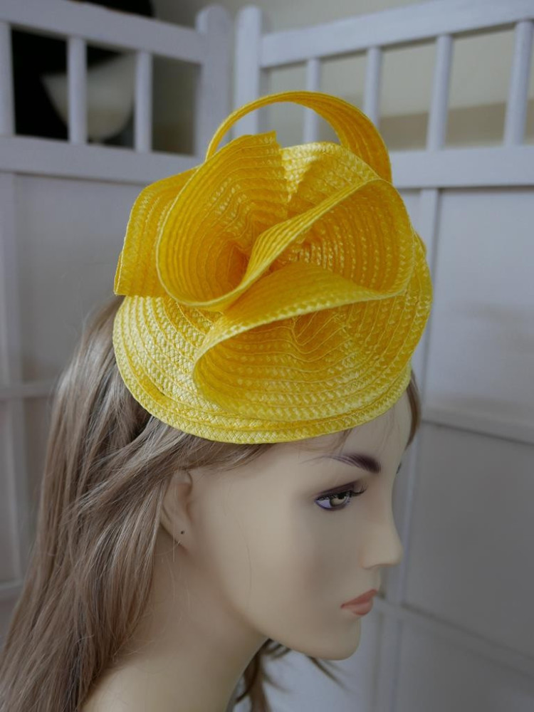 Żółty, letni słomkowy fascynator