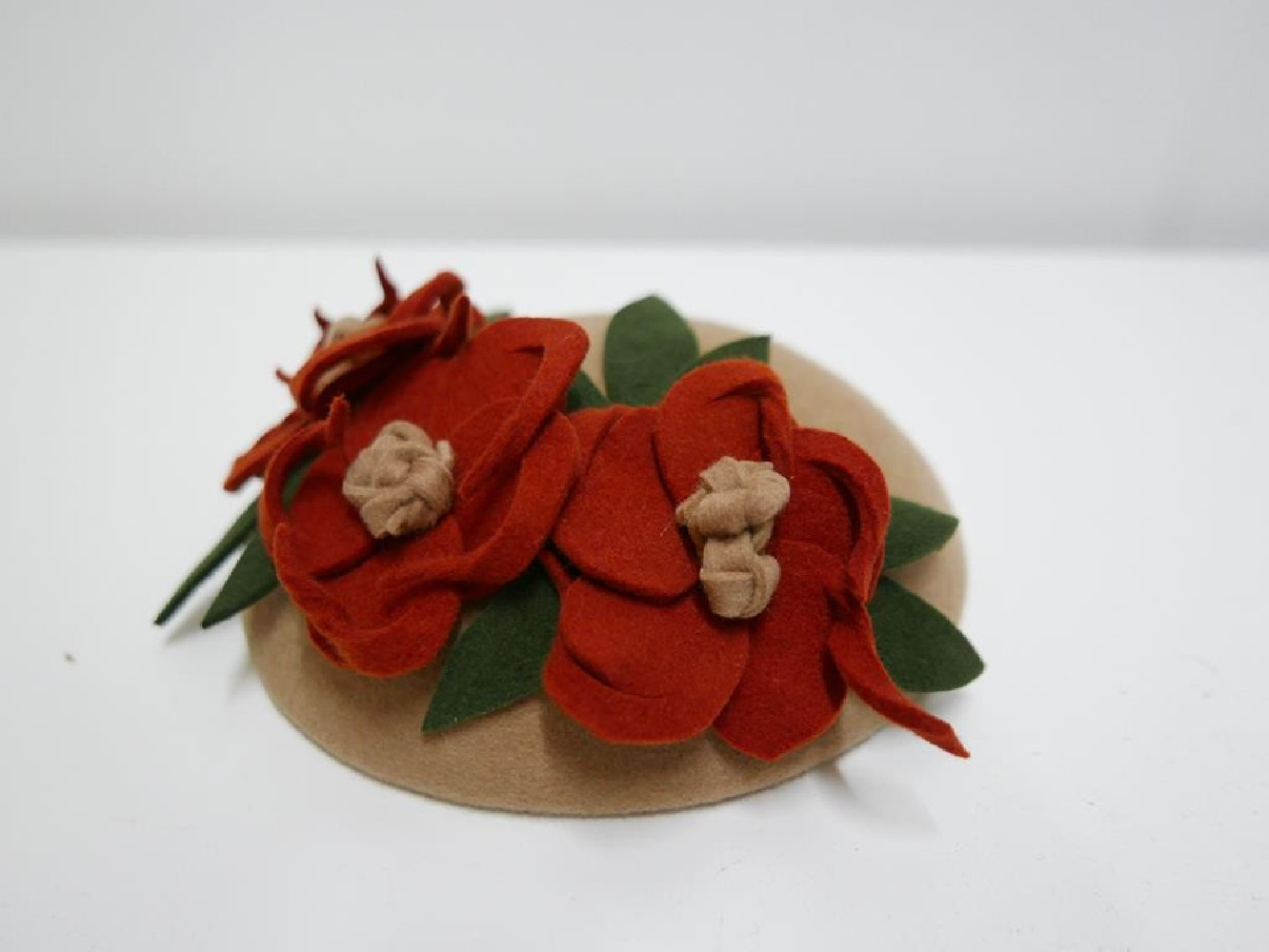 Bezowo rudy mini toczek filcowy z kwiatami- fascynator