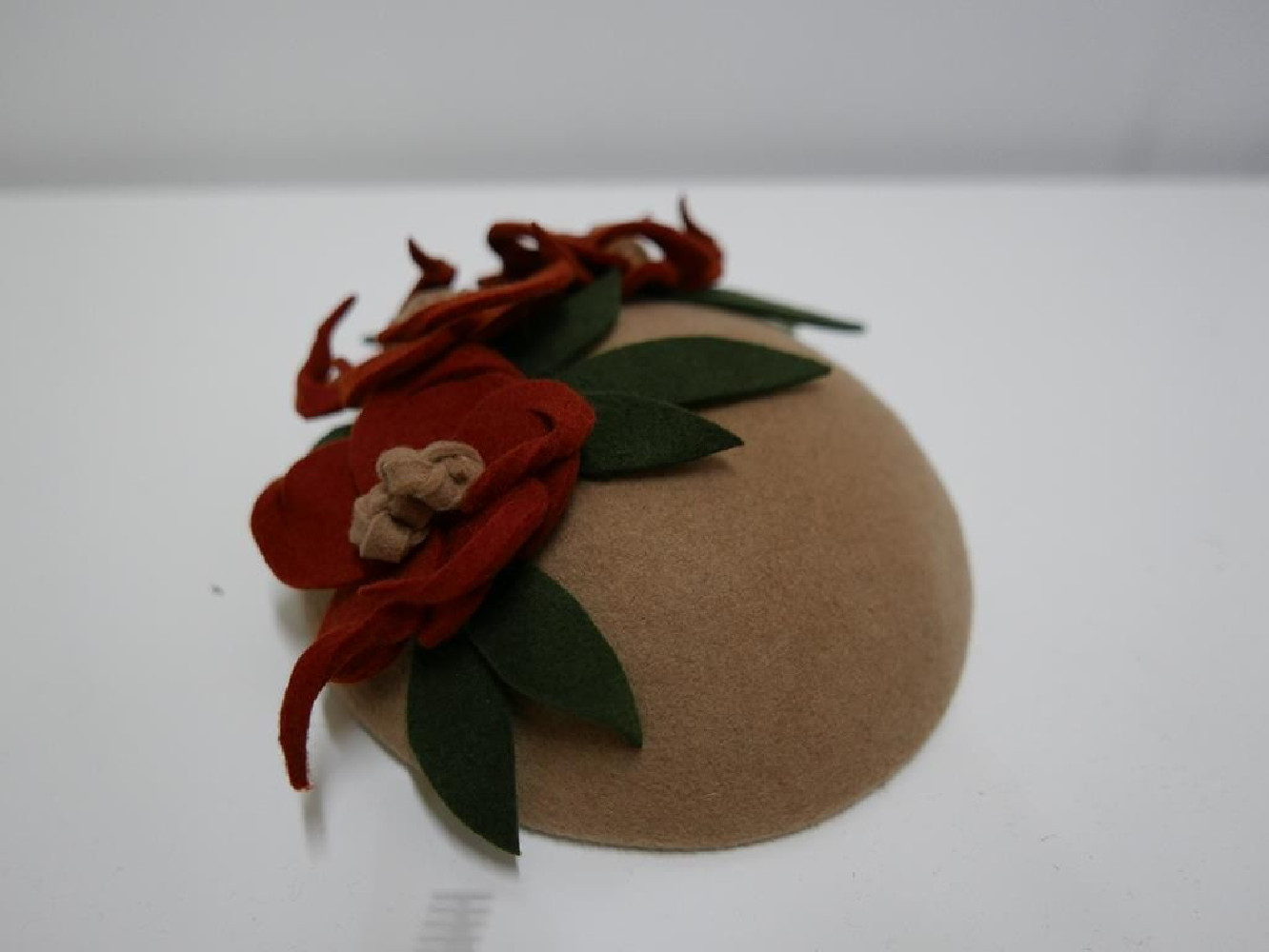Bezowo rudy mini toczek filcowy z kwiatami- fascynator