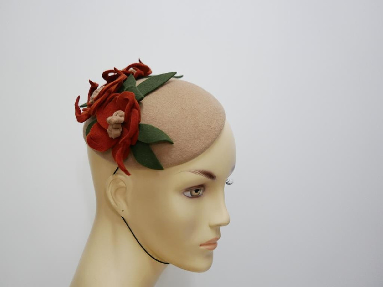 Bezowo rudy mini toczek filcowy z kwiatami- fascynator