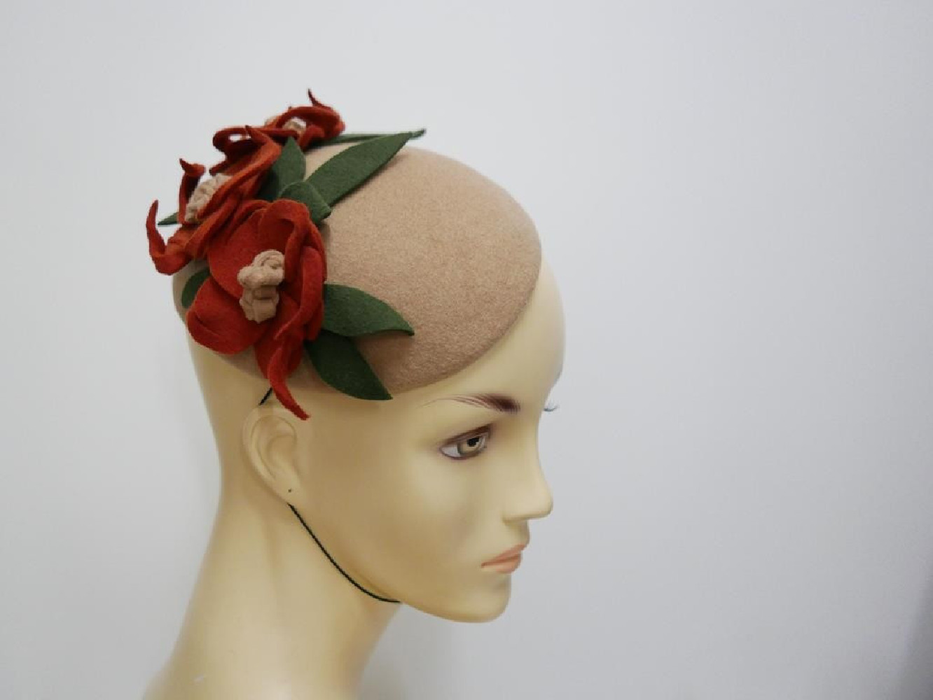 Bezowo rudy mini toczek filcowy z kwiatami- fascynator