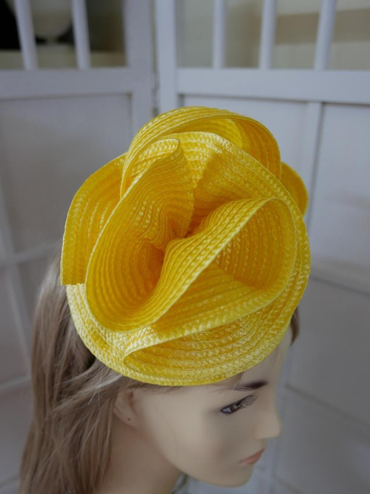 Żółty, letni słomkowy fascynator