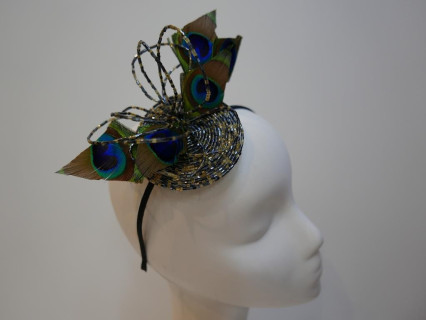 Blask granat złoto fascynator ze szkła z piórami