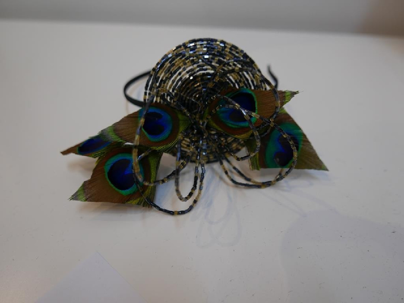 Blask granat złoto fascynator ze szkła z piórami