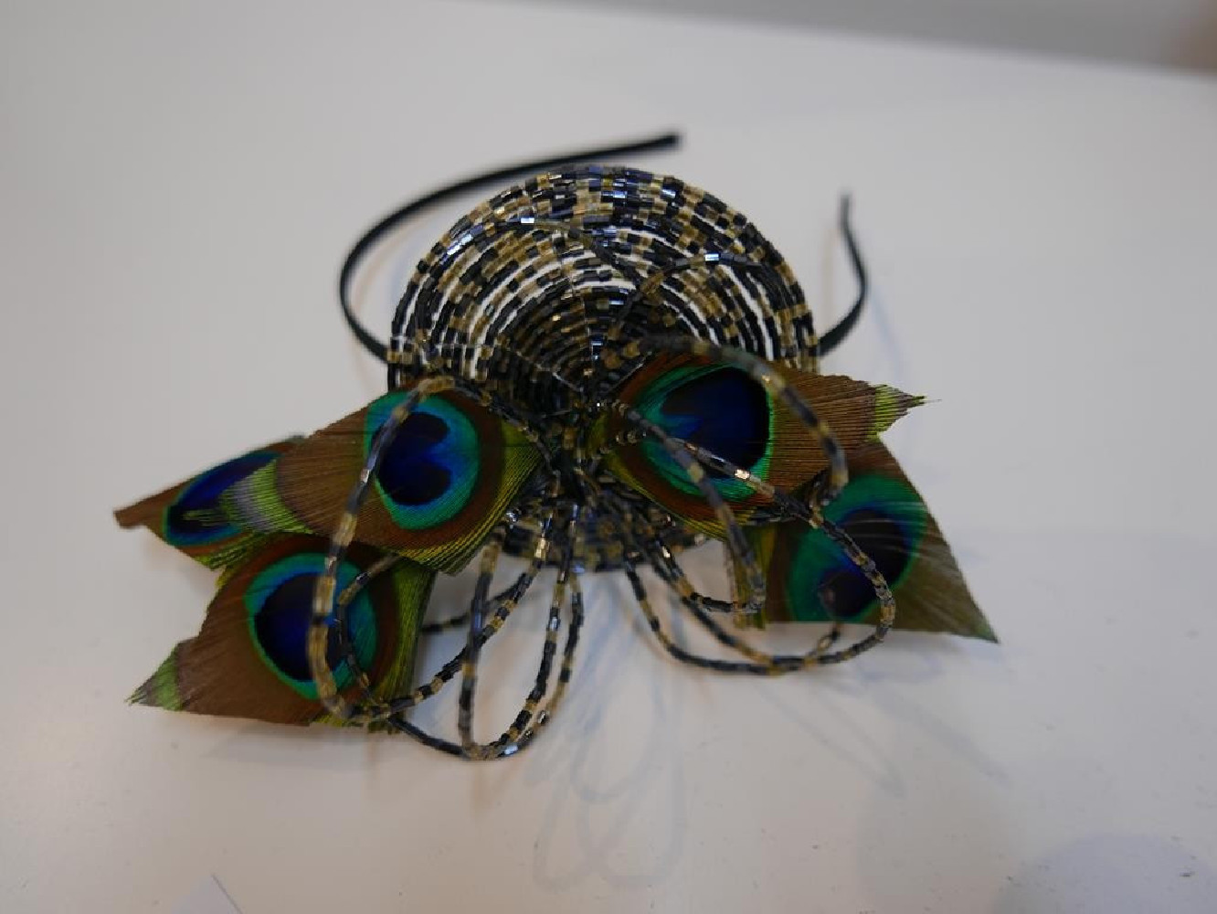 Blask granat złoto fascynator ze szkła z piórami