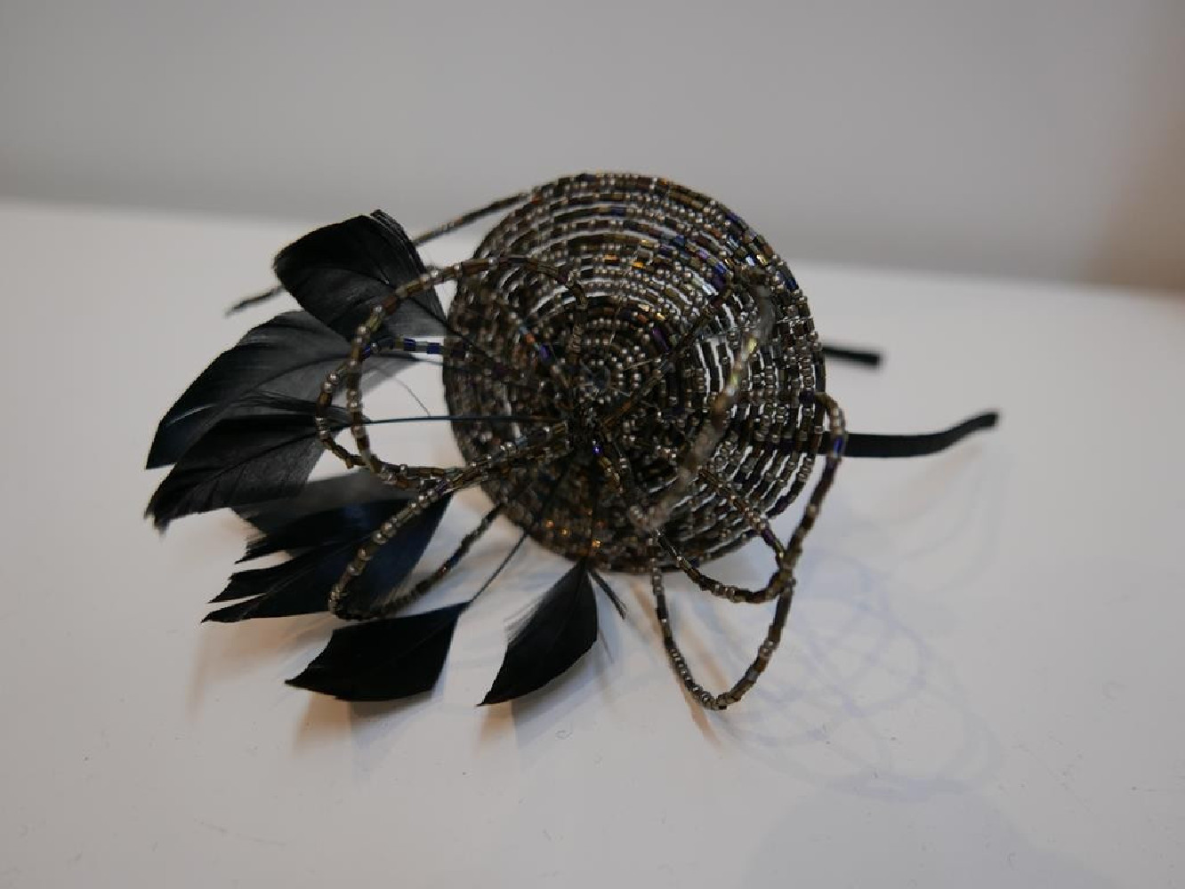 Blask opalizująca benzynka fascynator ze szkła z piórami