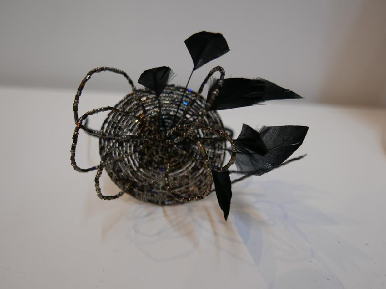 Blask opalizująca benzynka fascynator ze szkła z piórami