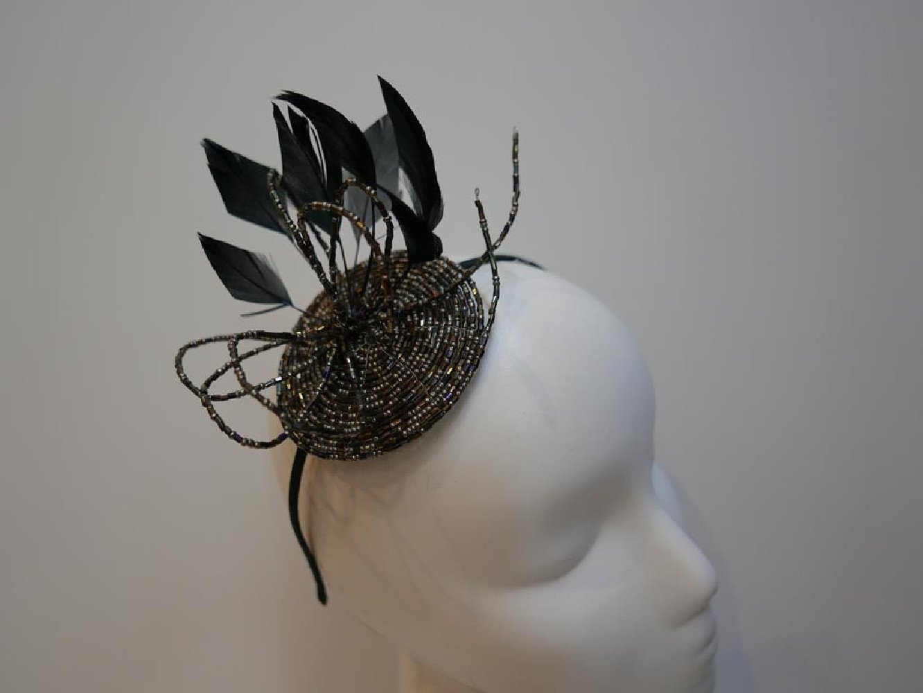 Blask opalizująca benzynka fascynator ze szkła z piórami