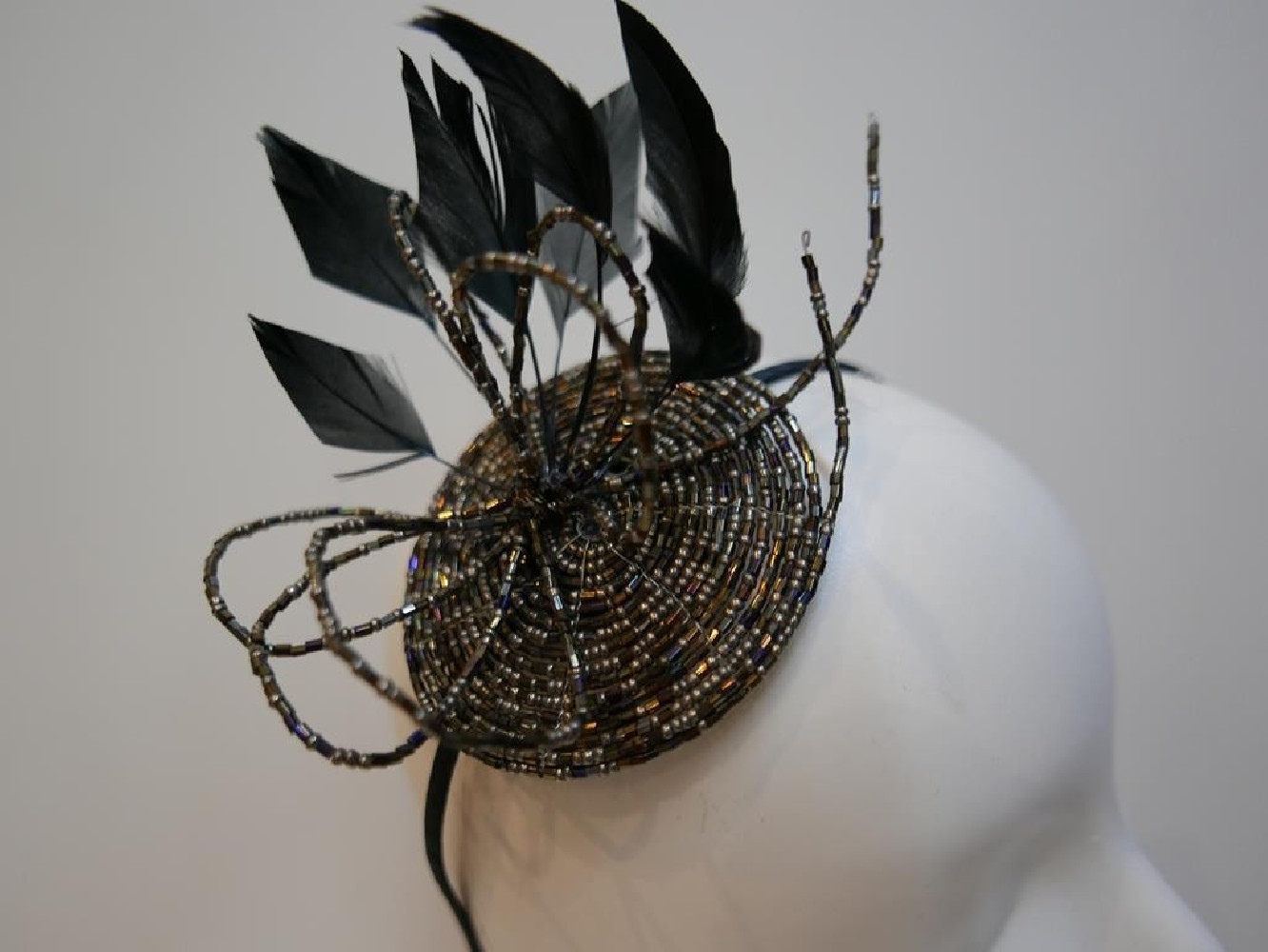 Blask opalizująca benzynka fascynator ze szkła z piórami