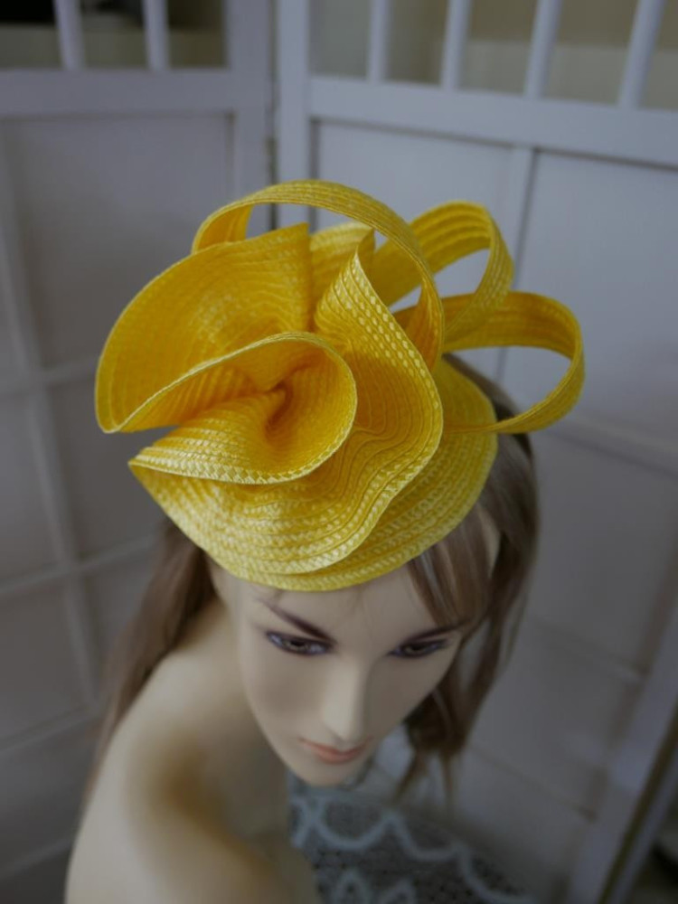 Żółty, letni słomkowy fascynator