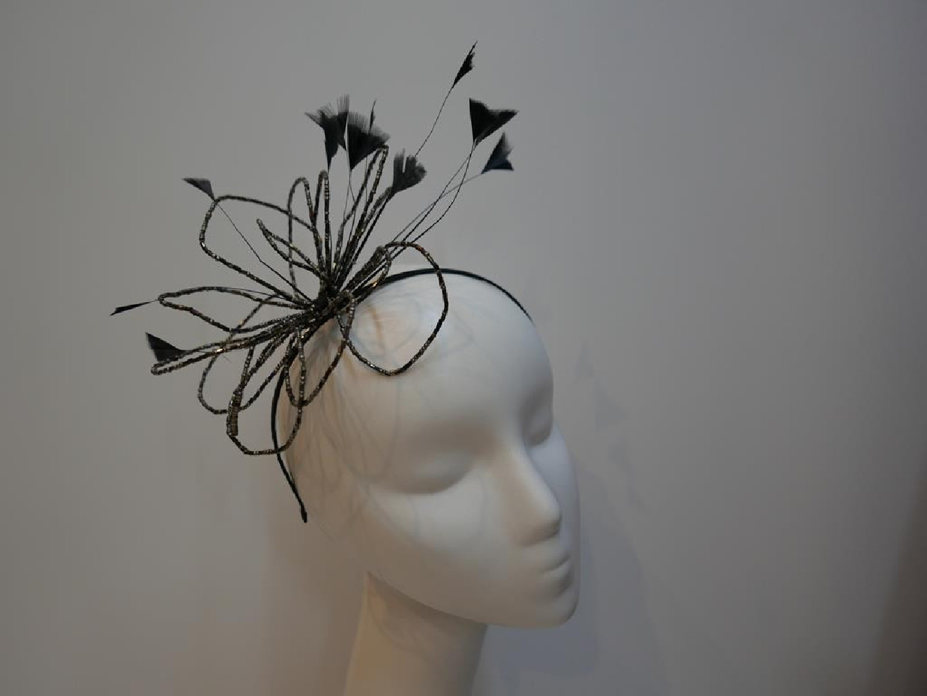 Blask opalizująca benzynka fascynator ze szkła z piórami