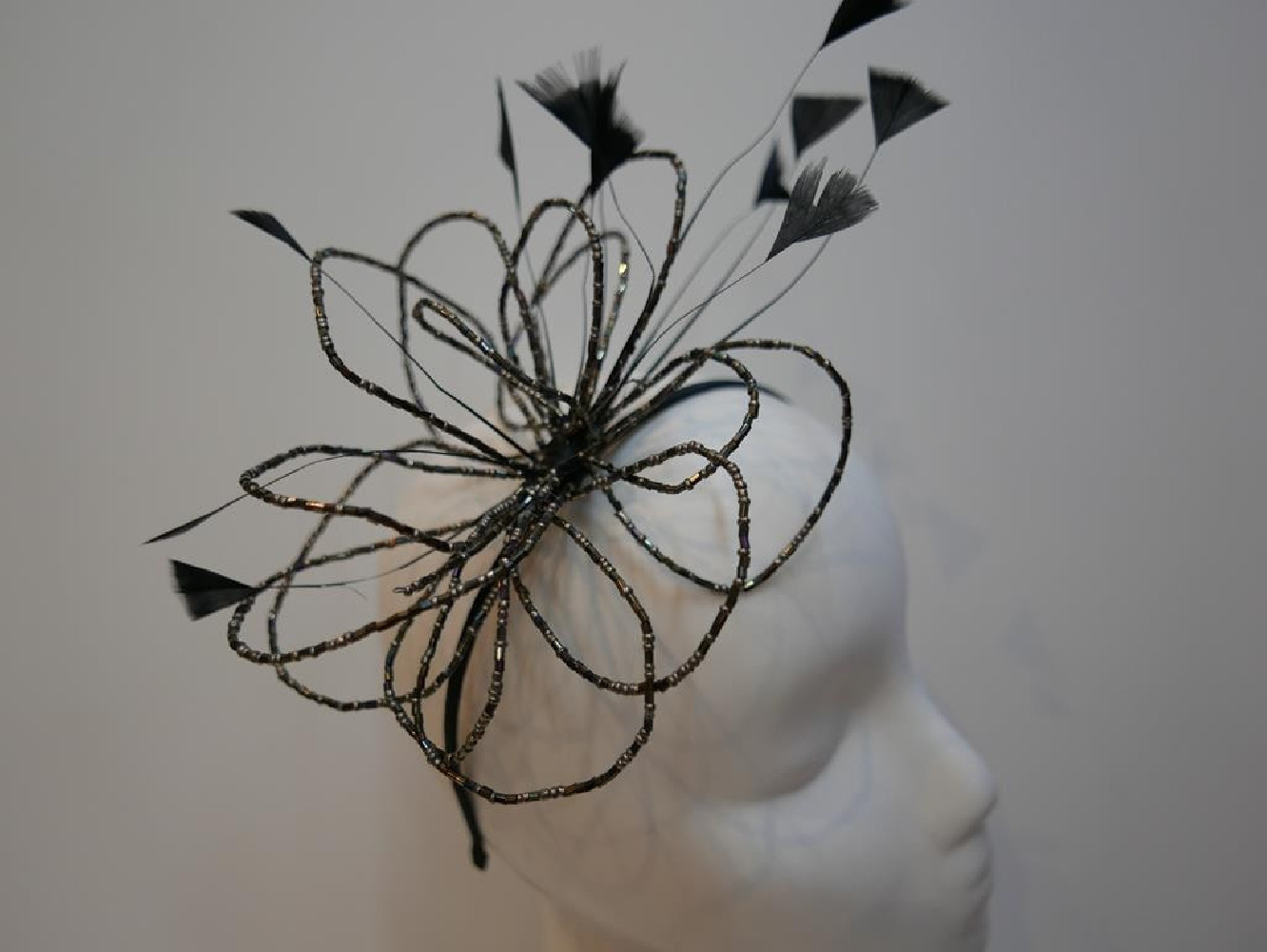 Blask opalizująca benzynka fascynator ze szkła z piórami