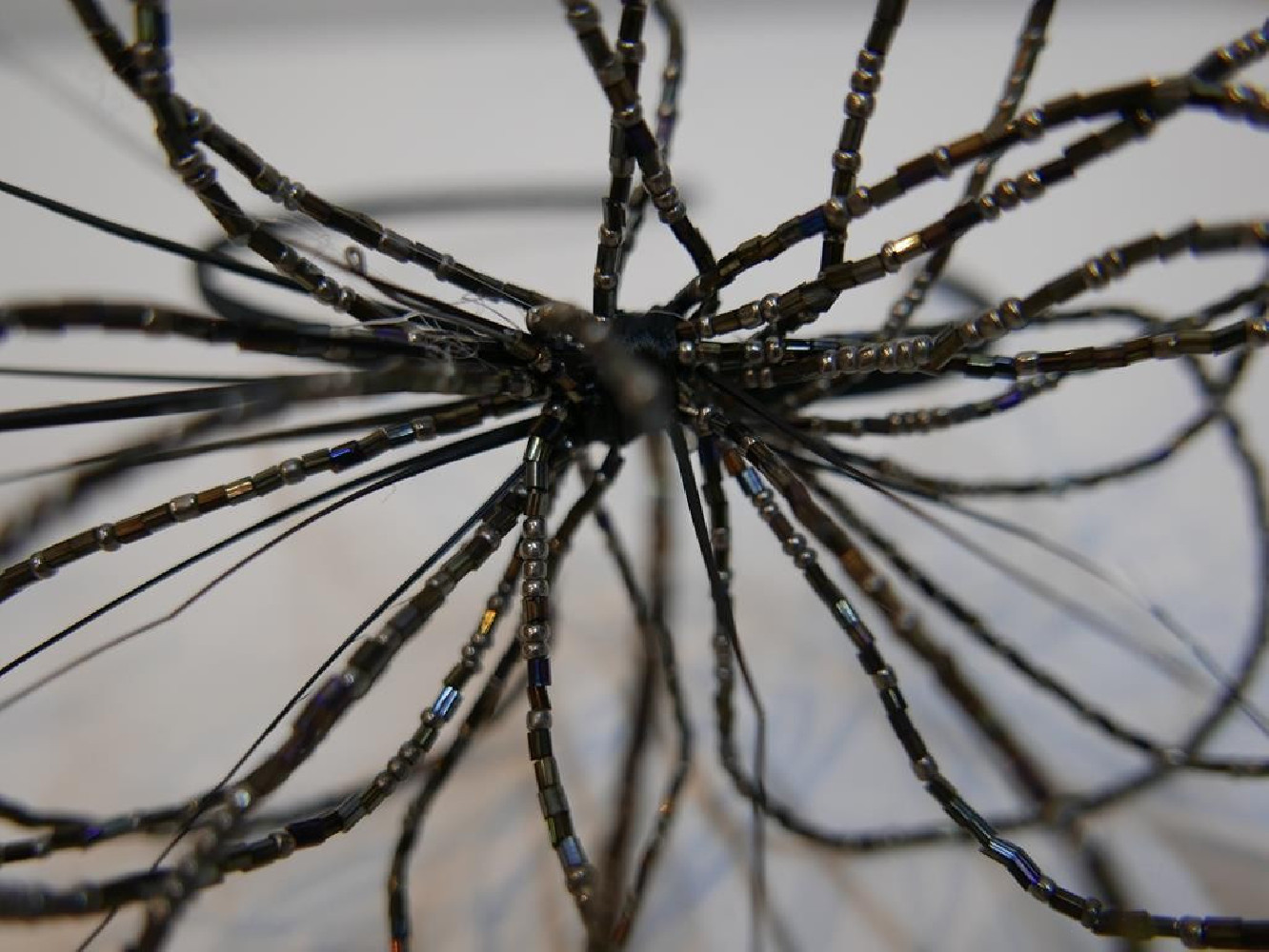 Blask opalizująca benzynka fascynator ze szkła z piórami