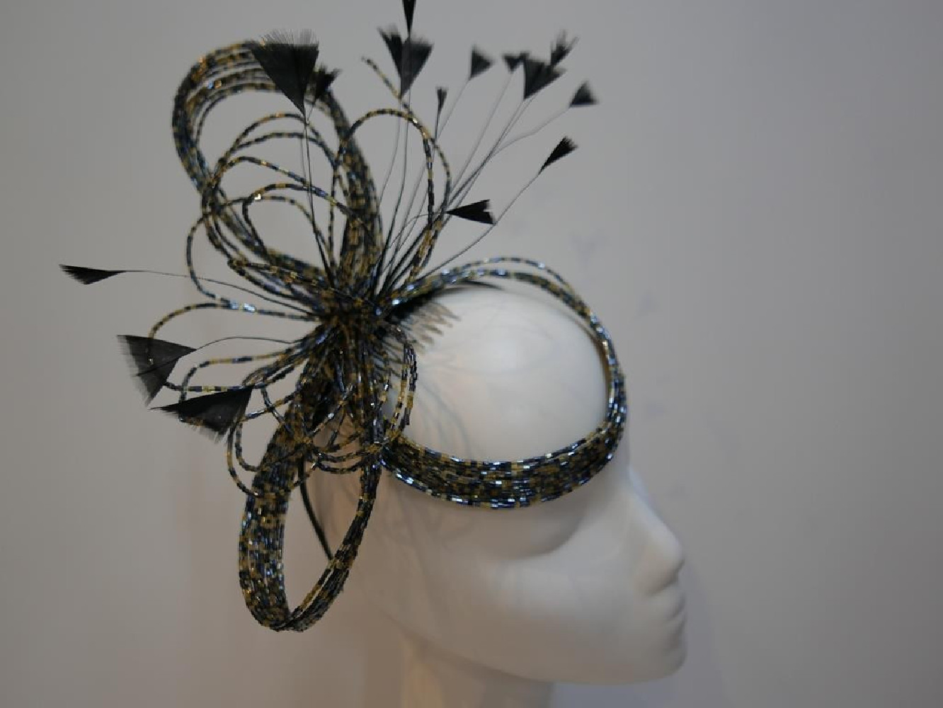Blask granat złoto fascynator ze szkła z piórami