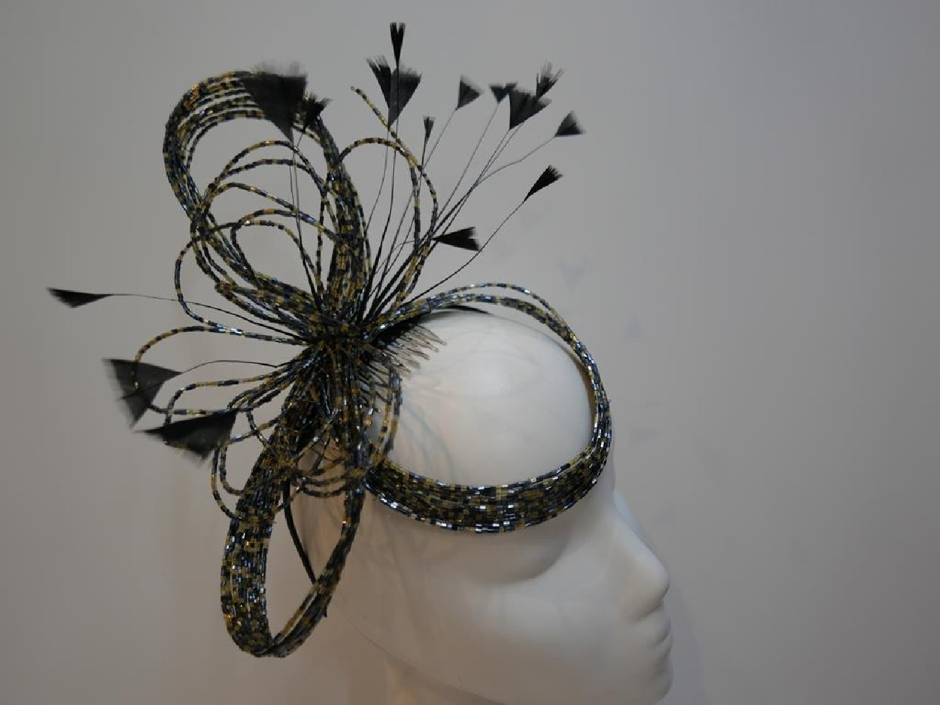Blask granat złoto fascynator ze szkła z piórami