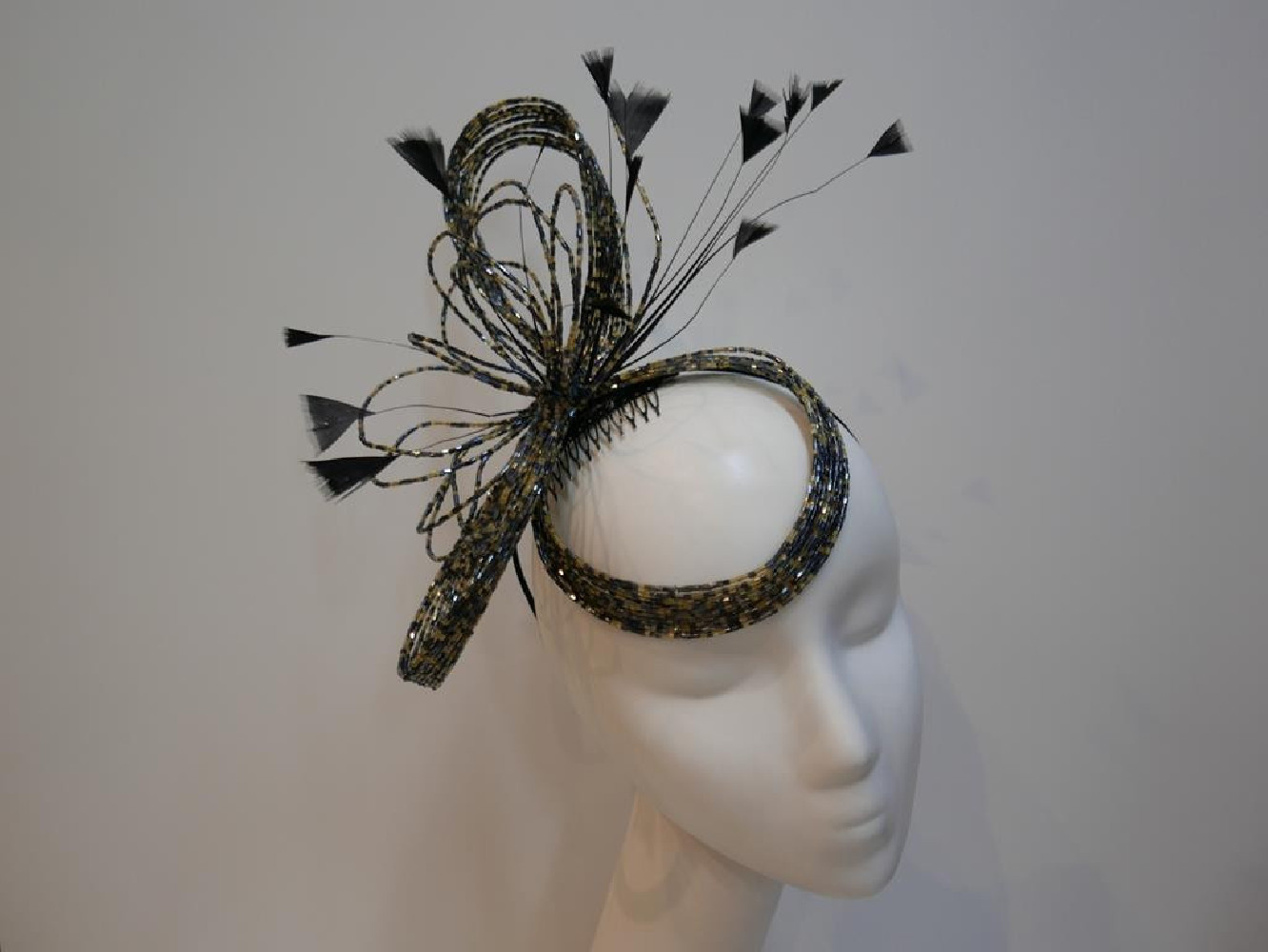 Blask granat złoto fascynator ze szkła z piórami