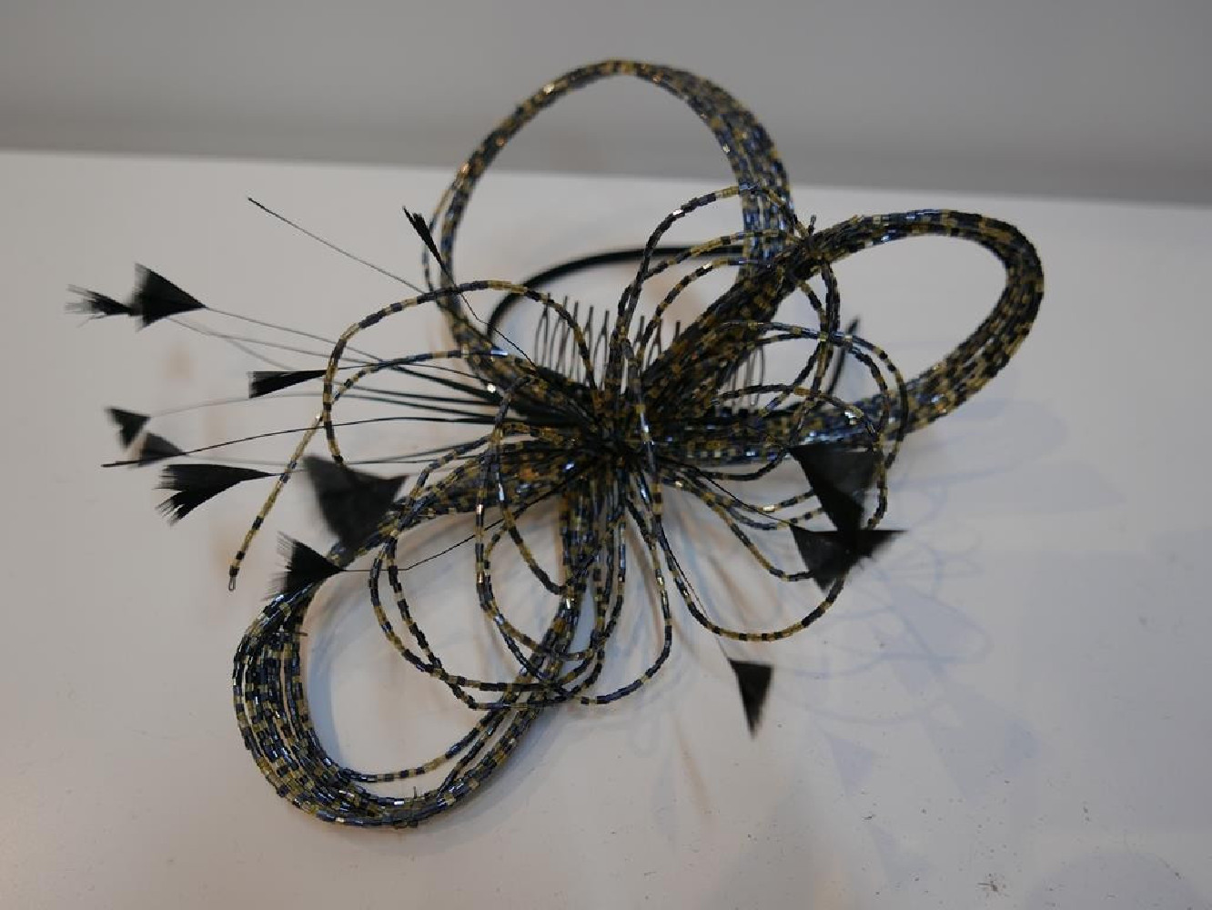 Blask granat złoto fascynator ze szkła z piórami