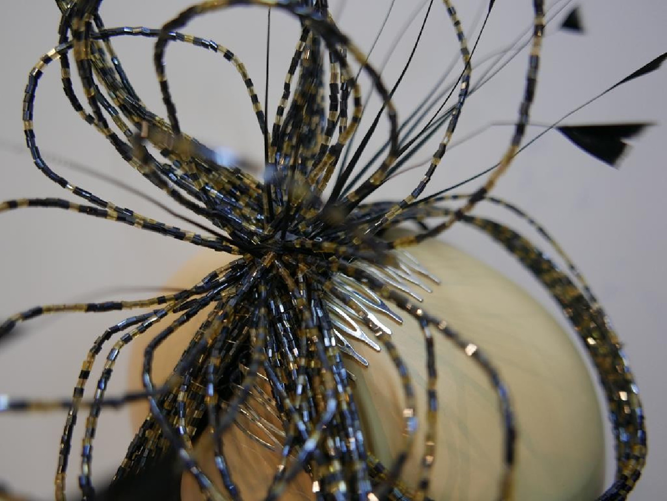 Blask granat złoto fascynator ze szkła z piórami