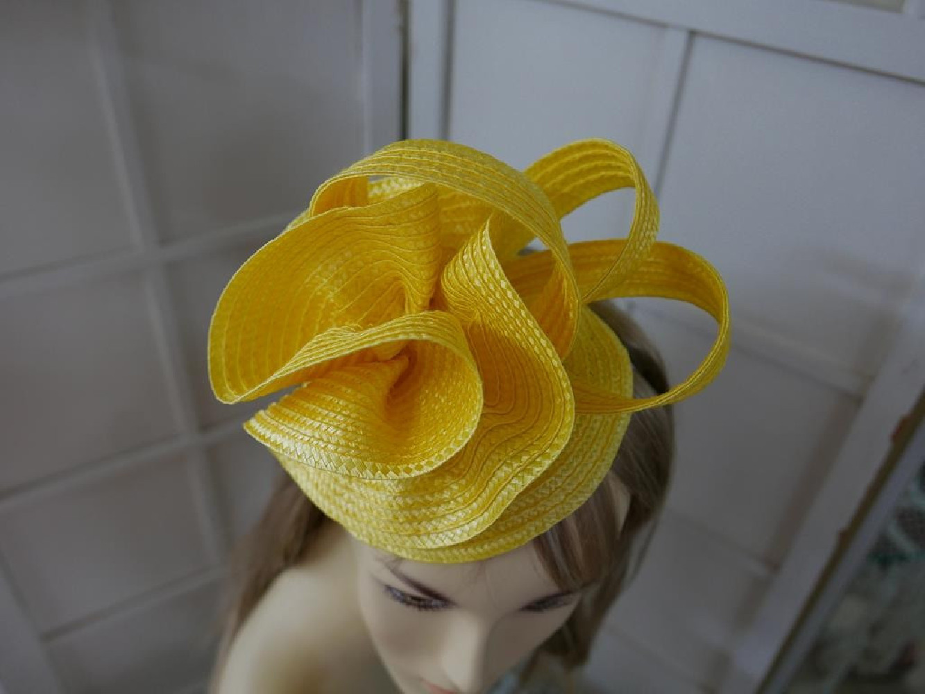 Żółty, letni słomkowy fascynator